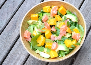 Salade au saumon, mangue et avocat Salade au saumon, mangue et avocat