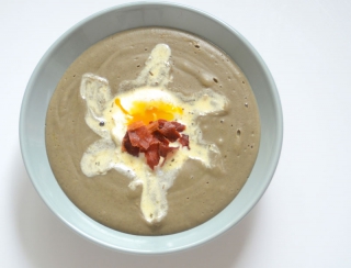 Crème de lentilles, bacon, œuf poché et parmesan Crème de lentilles, bacon, œuf poché et parmesan